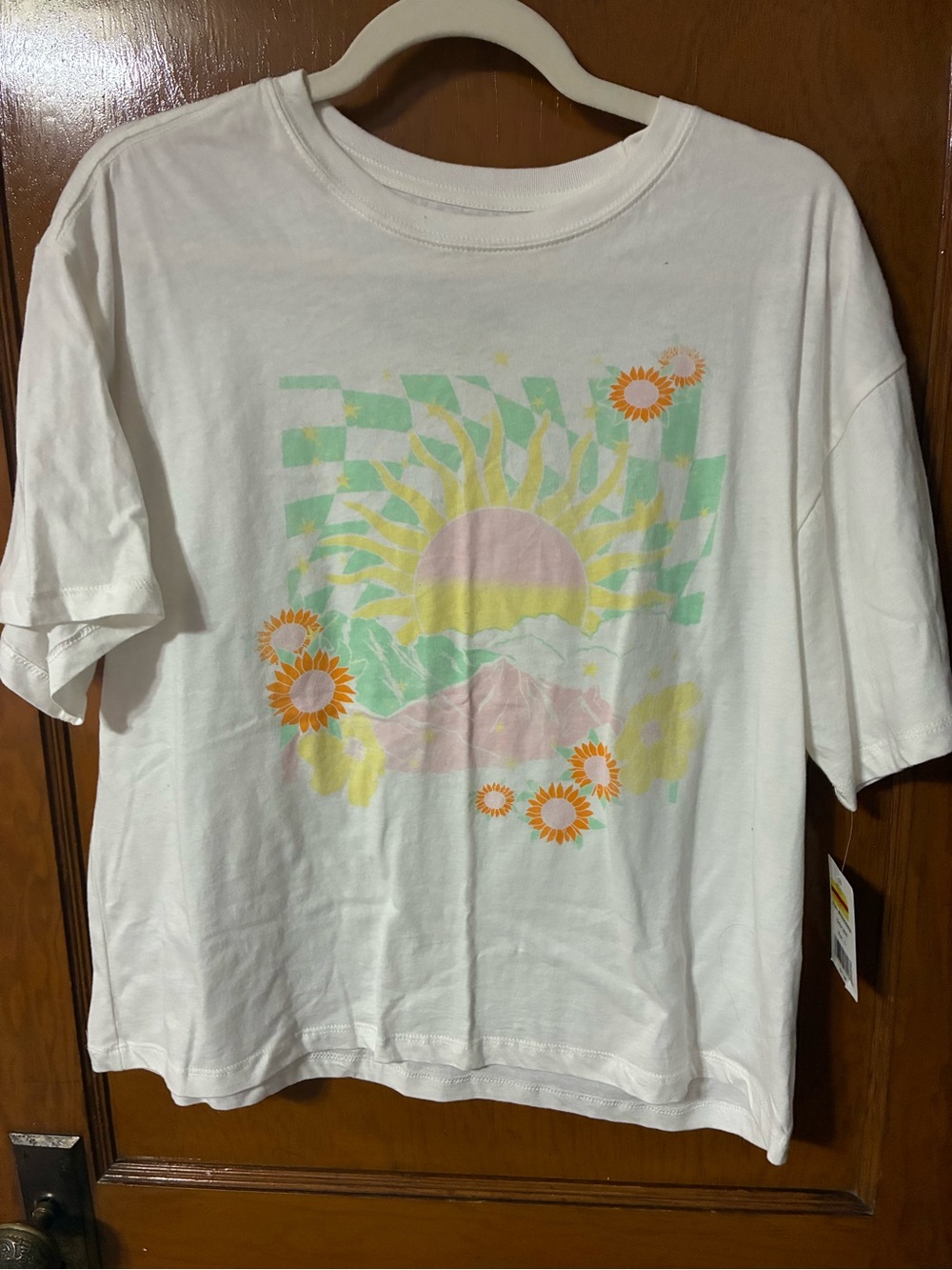 ❤️ 2/$10 - NWT White Graphic Tee with Pastel Sunrise and Sunflowers